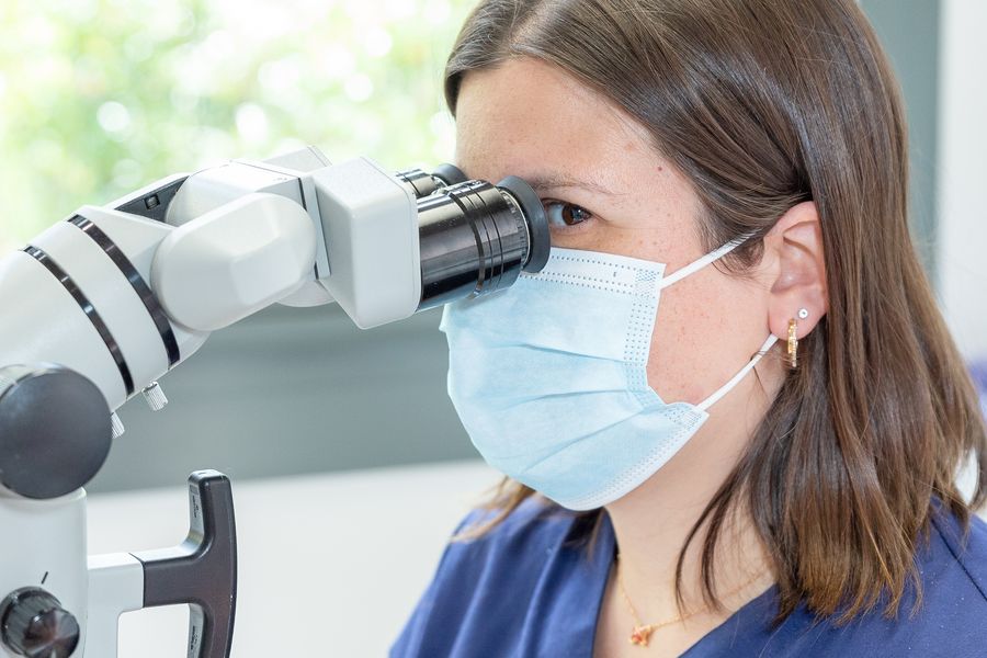 Soin au microscope opératoire, en endodontie