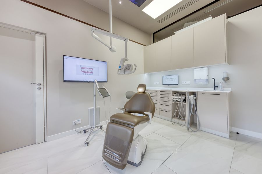 Salle de soins avec écran de présentation