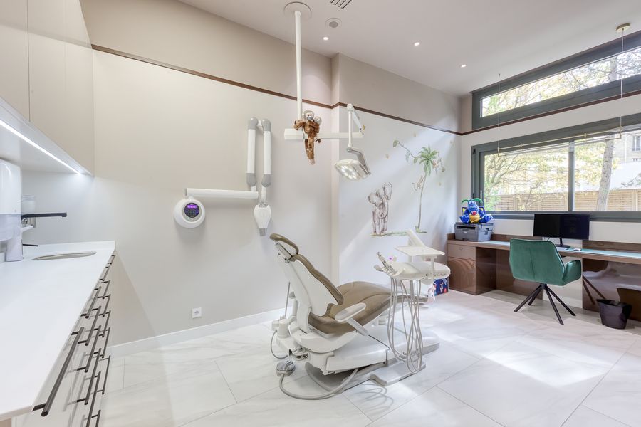 Salle de soins pédiatrique au décor de jungle